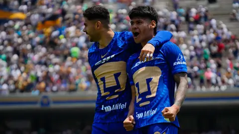 Jugadores de Pumas celebran gol vs Mazatlán | IMAGO7