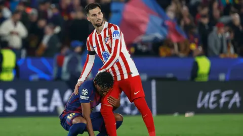 Alex Baena consuela a Lamine Yamal l AP