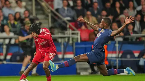Nuno Mendes barriendo a Jeremie Frimpong l AP