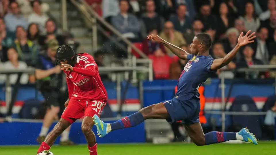 Nuno Mendes barriendo a Jeremie Frimpong l AP