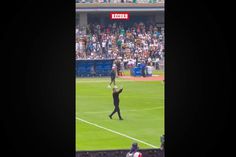 Efraín Juárez corrió hacia la Rebel para agradecer el apoyo con un Goya