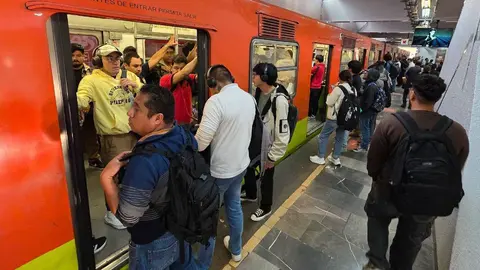 Los usuarios del Metro reportan retrasos en prácticamente todas las Líneas/X: @Cachoperiodista