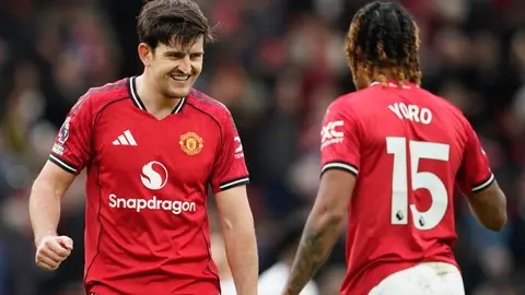 Harry Maguire y Leny  Yoro l AP