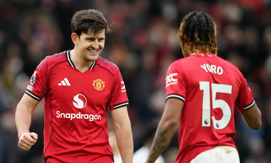 Harry Maguire y Leny  Yoro l AP