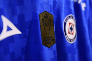 Detalle del escudo de la Copa de Campeones Concacaf en el uniforme de Cruz Azul | MEXSPORT