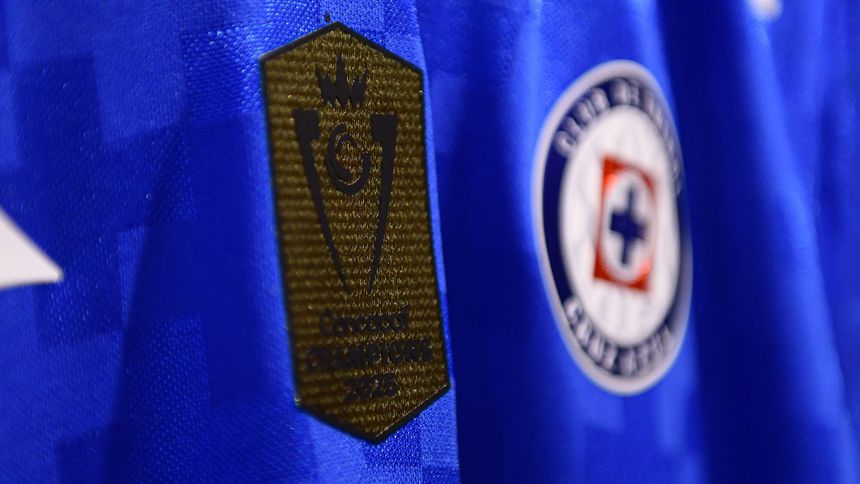 Detalle del escudo de la Copa de Campeones Concacaf en el uniforme de Cruz Azul | MEXSPORT