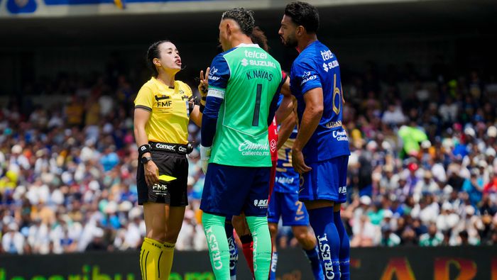 Katia Itzel García con Keylor Navas durante el partido de Pumas ante Mazatlán | IMAGO 7