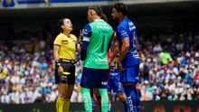 Katia Itzel García con Keylor Navas durante el partido de Pumas ante Mazatlán | IMAGO 7