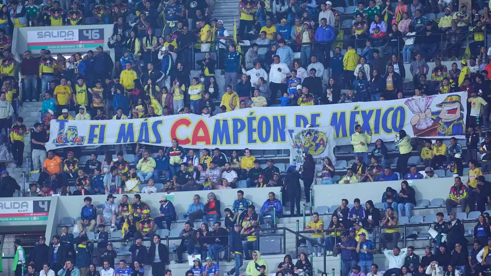 Afición del América con una pancarta l MEXSPORT