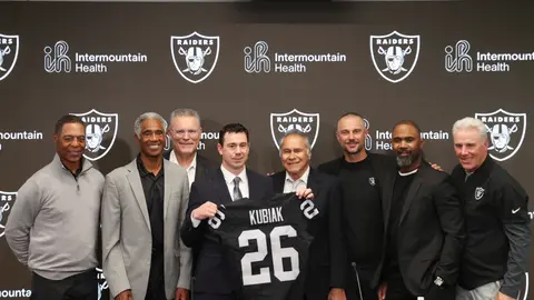 Jim Plunkett y demás leyendas de los Raiders en la presentación de Klint Kubiak | AP