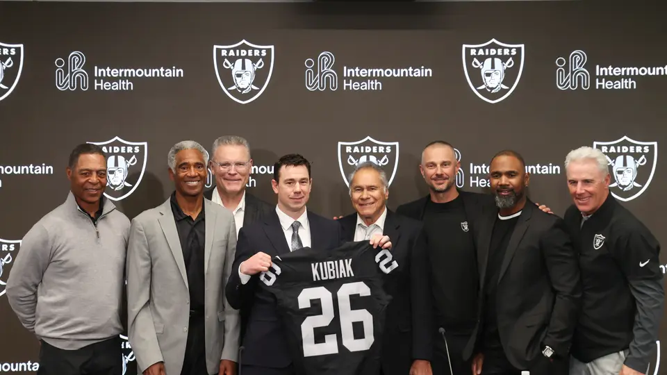 Jim Plunkett y demás leyendas de los Raiders en la presentación de Klint Kubiak | AP