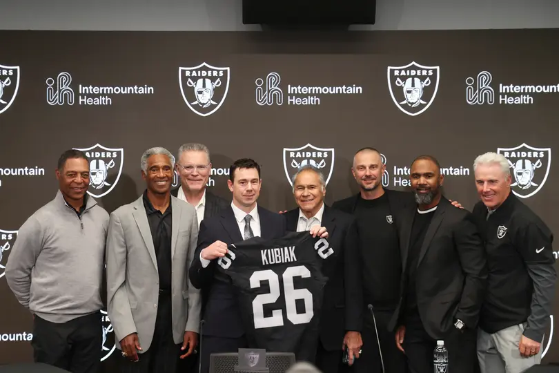 Jim Plunkett y demás leyendas de los Raiders en la presentación de Klint Kubiak | AP