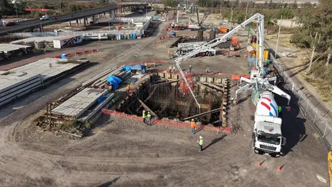 En la obra del primer puente trabajan cerca de 100 personas con apoyo de maquinaria pesada./ Gobierno. de México