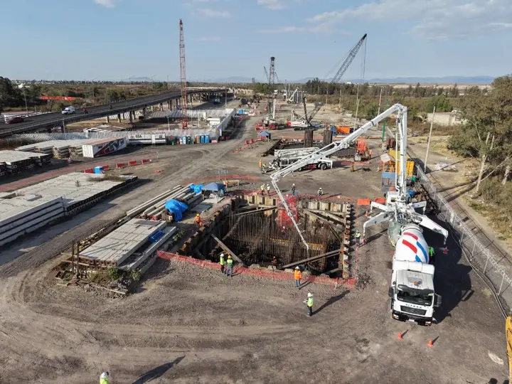 En la obra del primer puente trabajan cerca de 100 personas con apoyo de maquinaria pesada./ Gobierno. de México