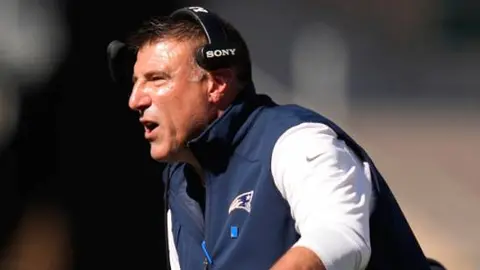 Mike Vrabel durante un partido con Patriots l AP