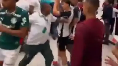 Pelea en el interior del estadio entre Conrinthians y Palmeiras l CAPTURA