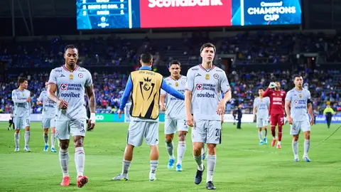 Jugadores de Cruz Azul en lamento tras la derrota frente a LAFC | MEXSPORT