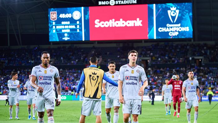 Jugadores de Cruz Azul en lamento tras la derrota frente a LAFC | MEXSPORT