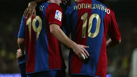 Lionel Messi abrazando a Ronaldinho l AFP