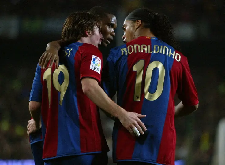 Lionel Messi abrazando a Ronaldinho l AFP