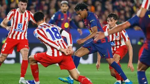 Lamine Yamal pelea el balón entre defensas l AP