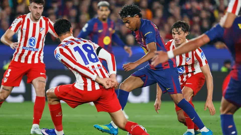 Lamine Yamal pelea el balón entre defensas l AP