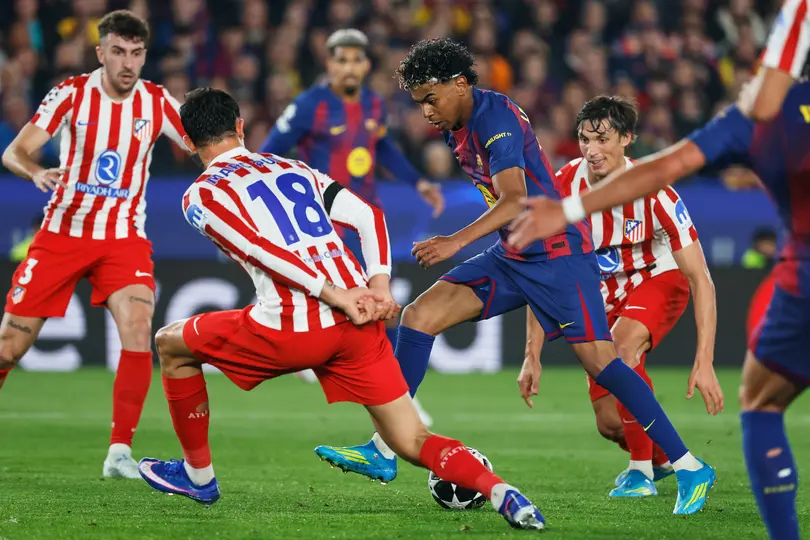 Lamine Yamal pelea el balón entre defensas l AP