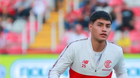 Everardo López en un calentamiento con Toluca l MEXSPORT
