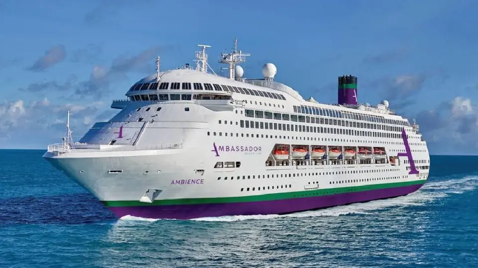 Pasajeros permanecen bajo vigilancia sanitaria tras detectarse un posible brote de norovirus en un crucero en Burdeos./Ambassador Cruise Line