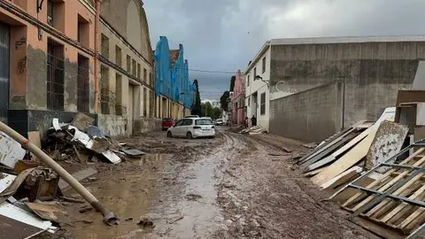 Hundimientos, coladeras saturadas y acumulación de agua pueden ser señales de riesgo en viviendas. / iStock