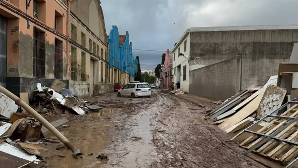 Hundimientos, coladeras saturadas y acumulación de agua pueden ser señales de riesgo en viviendas. / iStock