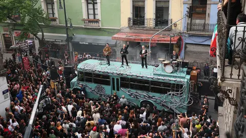 La legendaria banda irlandesa apareció sorpresivamente en calles del corazón capitalino / Especial