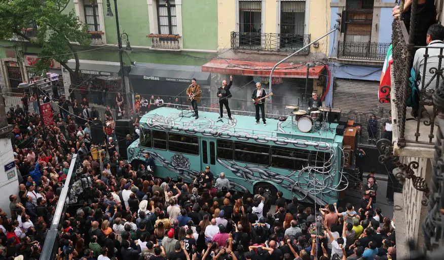 La legendaria banda irlandesa apareció sorpresivamente en calles del corazón capitalino / Especial