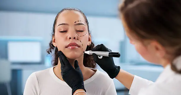 La iniciativa “Ley Nicole” busca impedir cirugías estéticas en menores de edad en Quintana Roo. / iStock