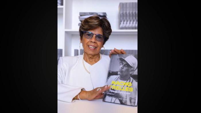 Maru Trelles, con el libro sobre la vida mundialista de su padre. l ESPECIAL RÉCORD