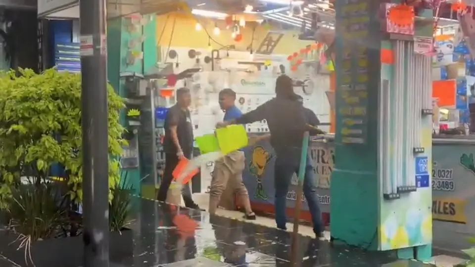 El agua se metió en los negocios y centros comerciales / Redes Sociales