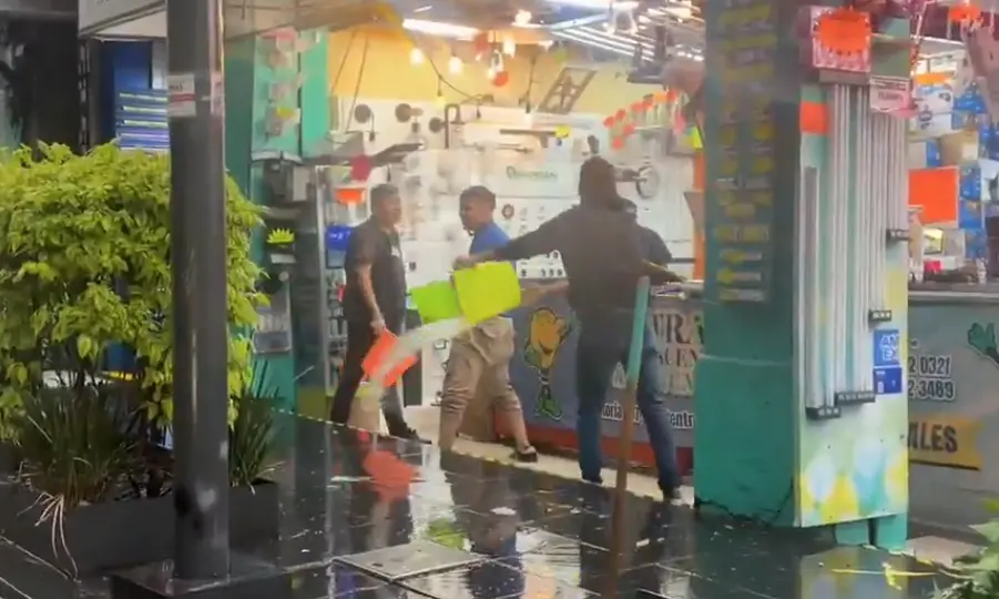 El agua se metió en los negocios y centros comerciales / Redes Sociales