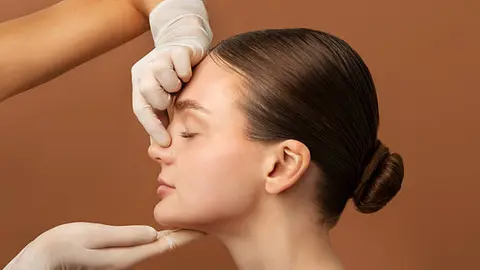 Autoridades buscan prevenir riesgos físicos y emocionales derivados de cirugías estéticas en menores de edad. / iStock