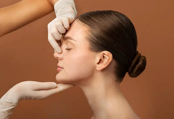 Autoridades buscan prevenir riesgos físicos y emocionales derivados de cirugías estéticas en menores de edad. / iStock