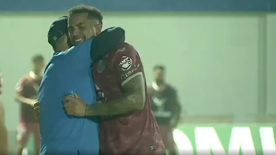 Jugador de Motagua en lamento tras la lesión de Romario da Silva | CAPTURA DE PANTALLA
