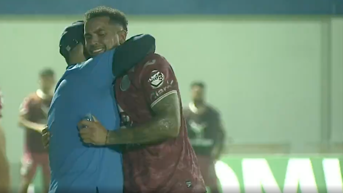 Jugador de Motagua en lamento tras la lesión de Romario da Silva | CAPTURA DE PANTALLA