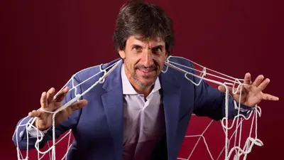 Federico Vilar, auxiliar de Atlante, visita el renovado Deportivo Maracaná en el barrio de Tepito