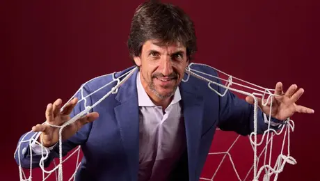 Federico Vilar, auxiliar de Atlante, visita el renovado Deportivo Maracaná en el barrio de Tepito