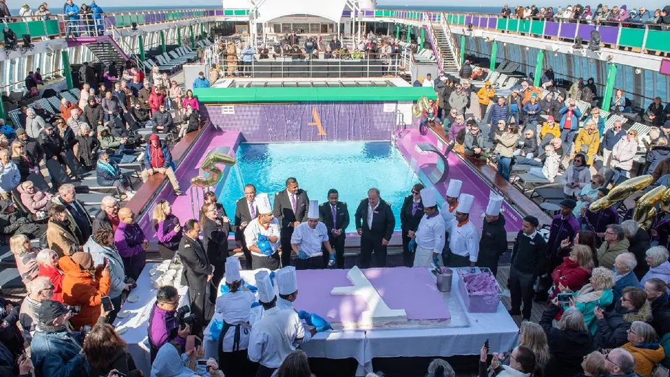 Fueron más de 1,200 pasajeros confinados y 500 integrantes de la tripulación/Ambassador Cruise Line