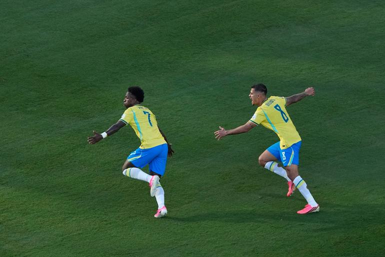 Vinicius Jr., en festejo de gol con Brasil | AP