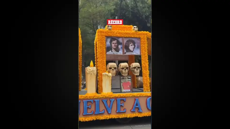 El desfile en CDMX rinde homenaje a futbolistas fallecidos al estilo de Día de Muertos