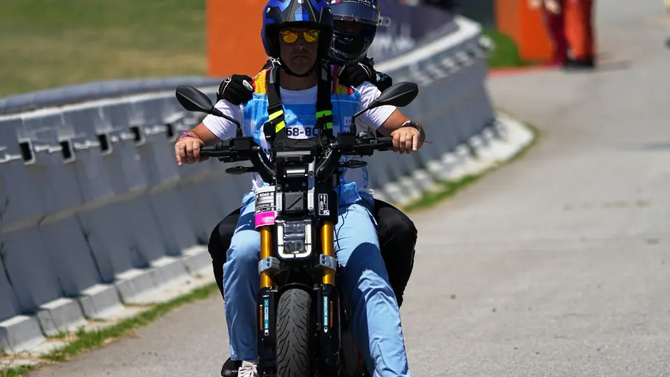 Bottas es transportado a boxes tras accidente | AP