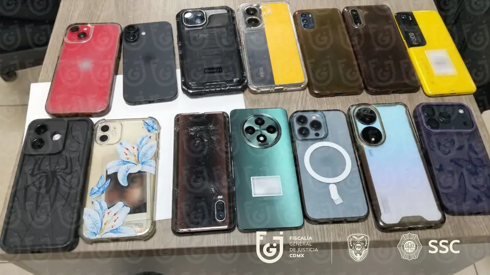 La Fiscalía CDMX busca a los propietarios de 23 teléfonos celulares recuperados en una investigación por robo. / @FiscaliaCDMX