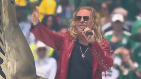 Maná durante su presentación en el Estadio Azteca, donde pusieron a cantar a miles de aficionados en la inauguración del Mundial. / @manaoficial