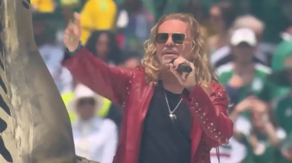 Maná durante su presentación en el Estadio Azteca, donde pusieron a cantar a miles de aficionados en la inauguración del Mundial. / @manaoficial